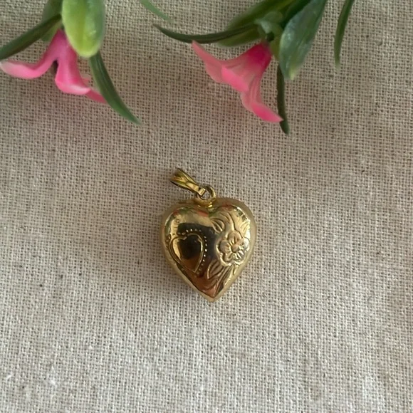 ROMANTIC Gold Heart Pendant - Picture 5 of 9